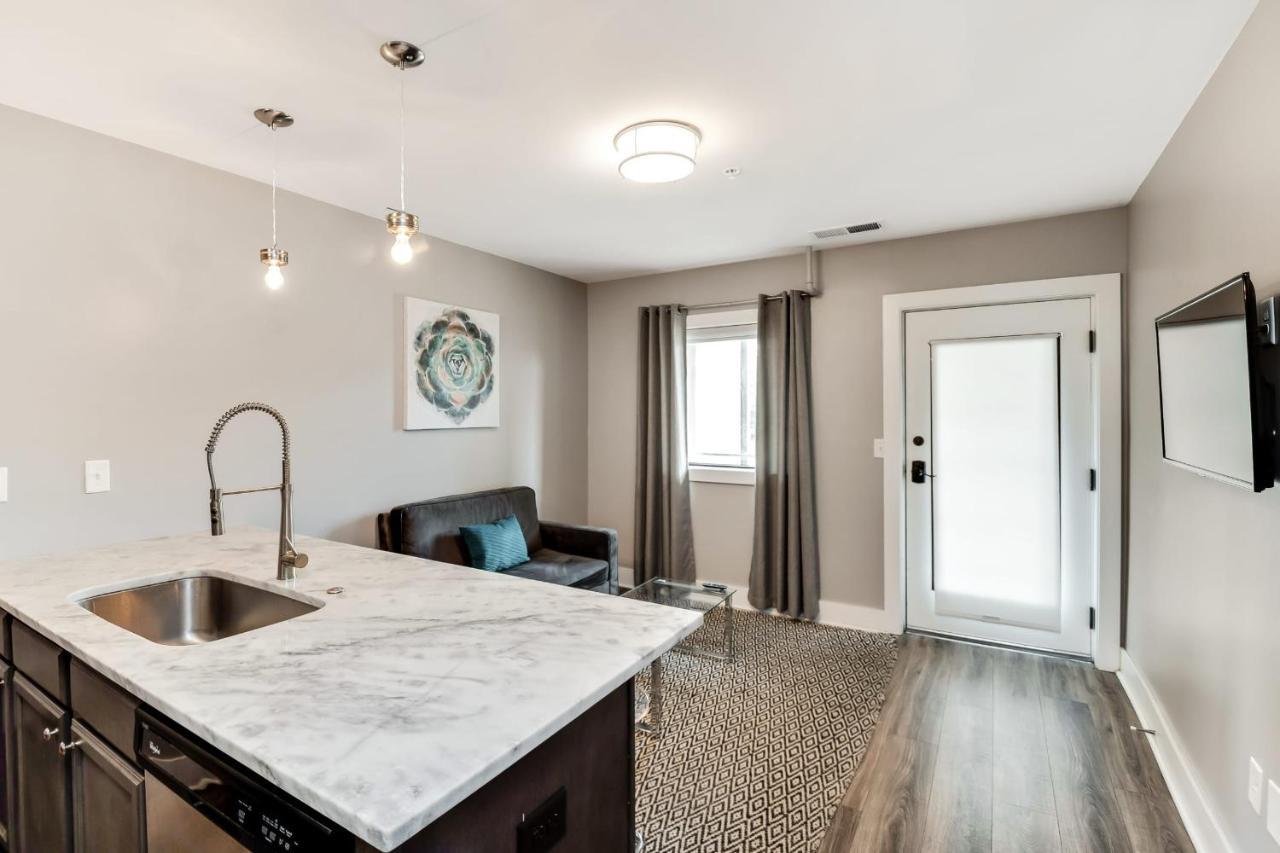 Cozy & Convenient 1 Bedroom Apt! Minutes To Downtown! *
