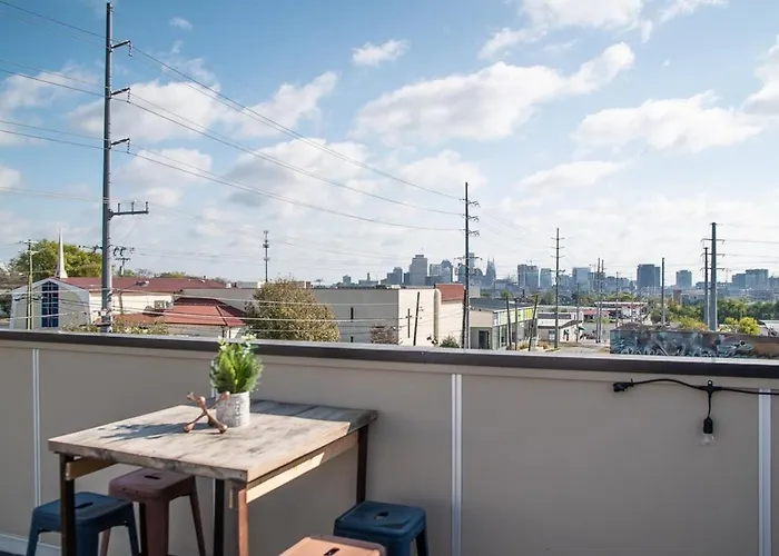Cozy & Convenient 1 Bedroom Apt! Minutes To Downtown!