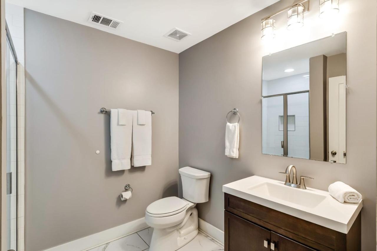 Cozy & Convenient 1 Bedroom Apt! Minutes To Downtown! *